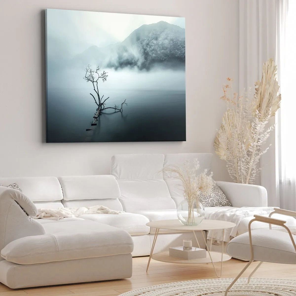 Obraz na plátne - Osamelý strom vo vode obklopený hmlou a horami - 70x50cm - Z vody a hmly - Moderná nástenná dekorácia do obývacej izby a spálne ARTTOR