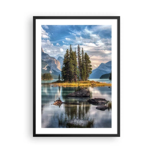 Plagát v čiernom ráme - Horská krajina s ostrovom obklopeným pokojným jazerom - 50x70cm - Pri veľkej a čistej vode… - Moderná nástenná dekorácia do obývacej izby a spálne ARTTOR