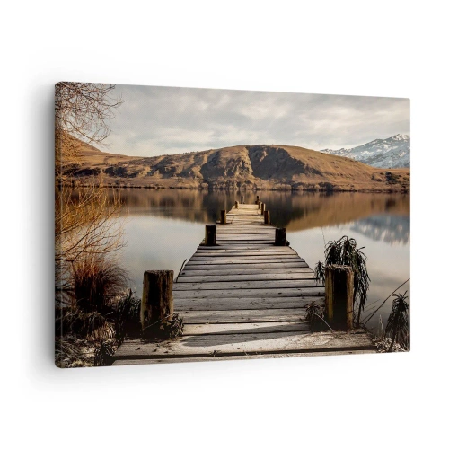 Obraz na plátne - Drevené mólo nad jazerom obklopeným malebnými kopcami - 70x50cm - Krajina v tichu - Moderná nástenná dekorácia do obývacej izby a spálne ARTTOR