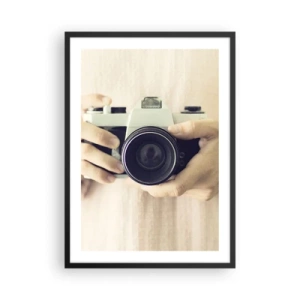 Plagát v čiernom ráme - Ruky držiace klasický fotoaparát - 50x70cm - Pre viac informácií… - Moderná nástenná dekorácia do obývacej izby a spálne ARTTOR