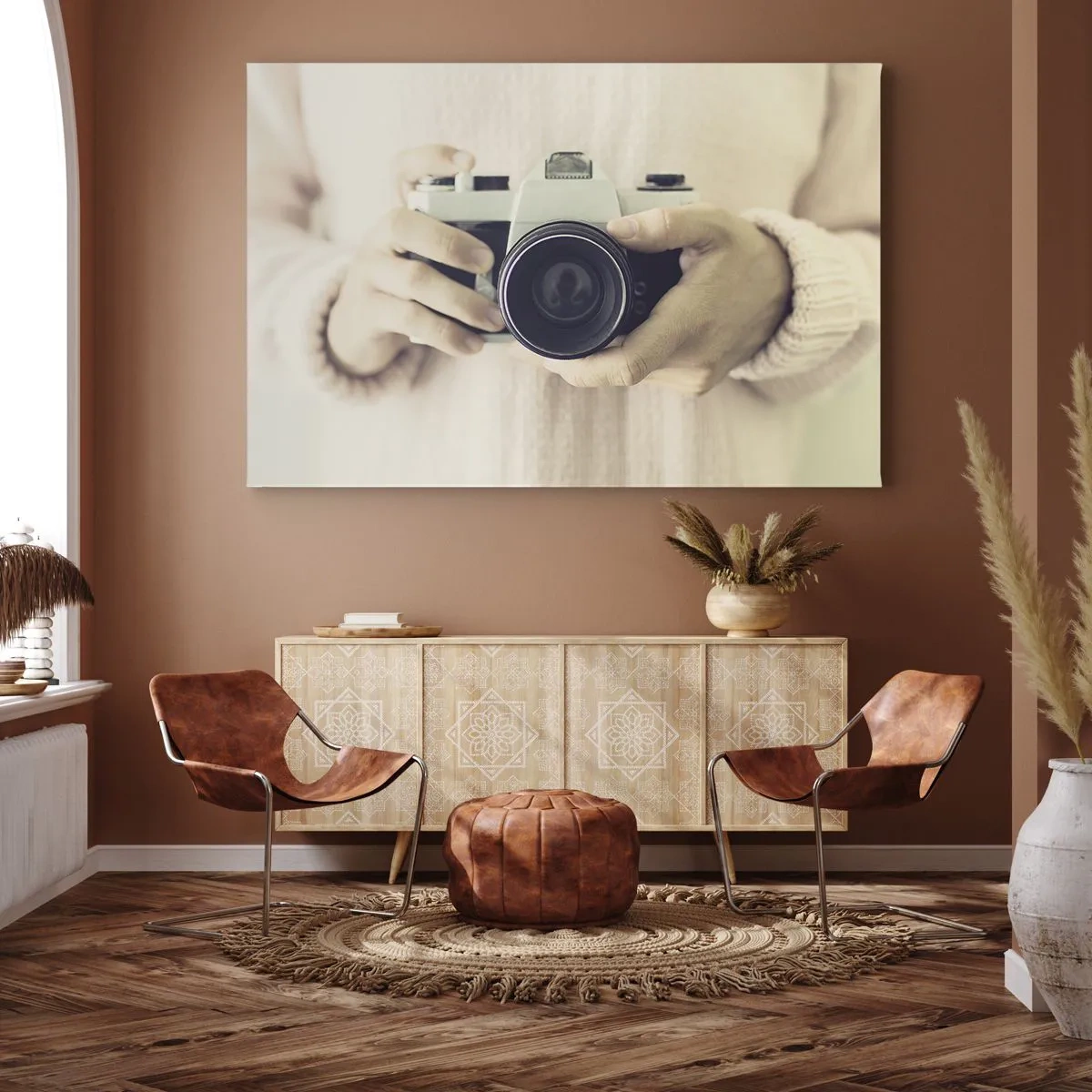 Obraz na plátne - Retro fotoaparát držaný v rukách na svetlom pozadí - 70x50cm - Pre viac informácií… - Moderná nástenná dekorácia do obývacej izby a spálne ARTTOR