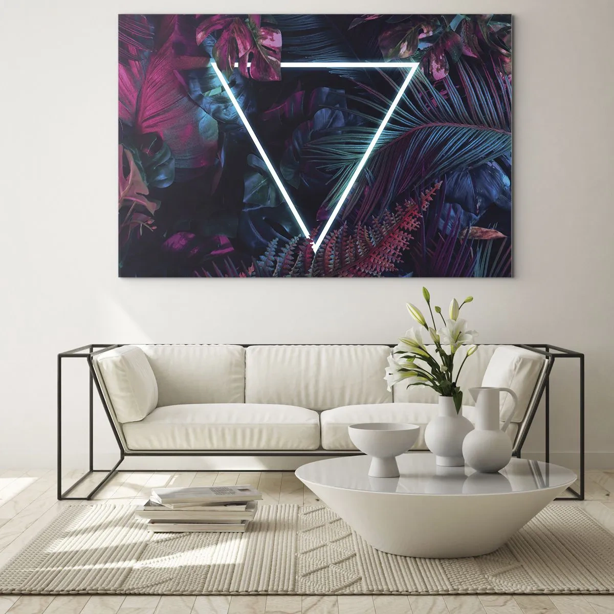 Obraz na skle - Neónový trojuholník obklopený tropickými rastlinami v odtieňoch ružovej a modrej. - 70x50cm - Záhrada v disco štýle - Moderná nástenná dekorácia do obývacej izby a spálne ARTTOR