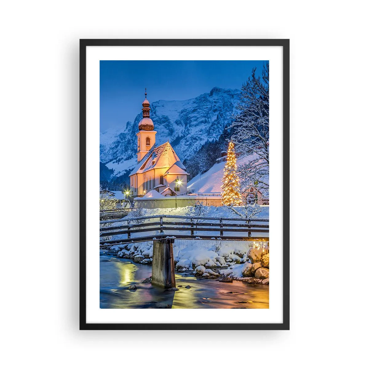 Plagát v čiernom ráme - Kostol v zimnom prostredí s vianočným stromčekom a sviatočnými svetlami - 50x70cm - Duch Vianoc - Moderná nástenná dekorácia do obývacej izby a spálne ARTTOR