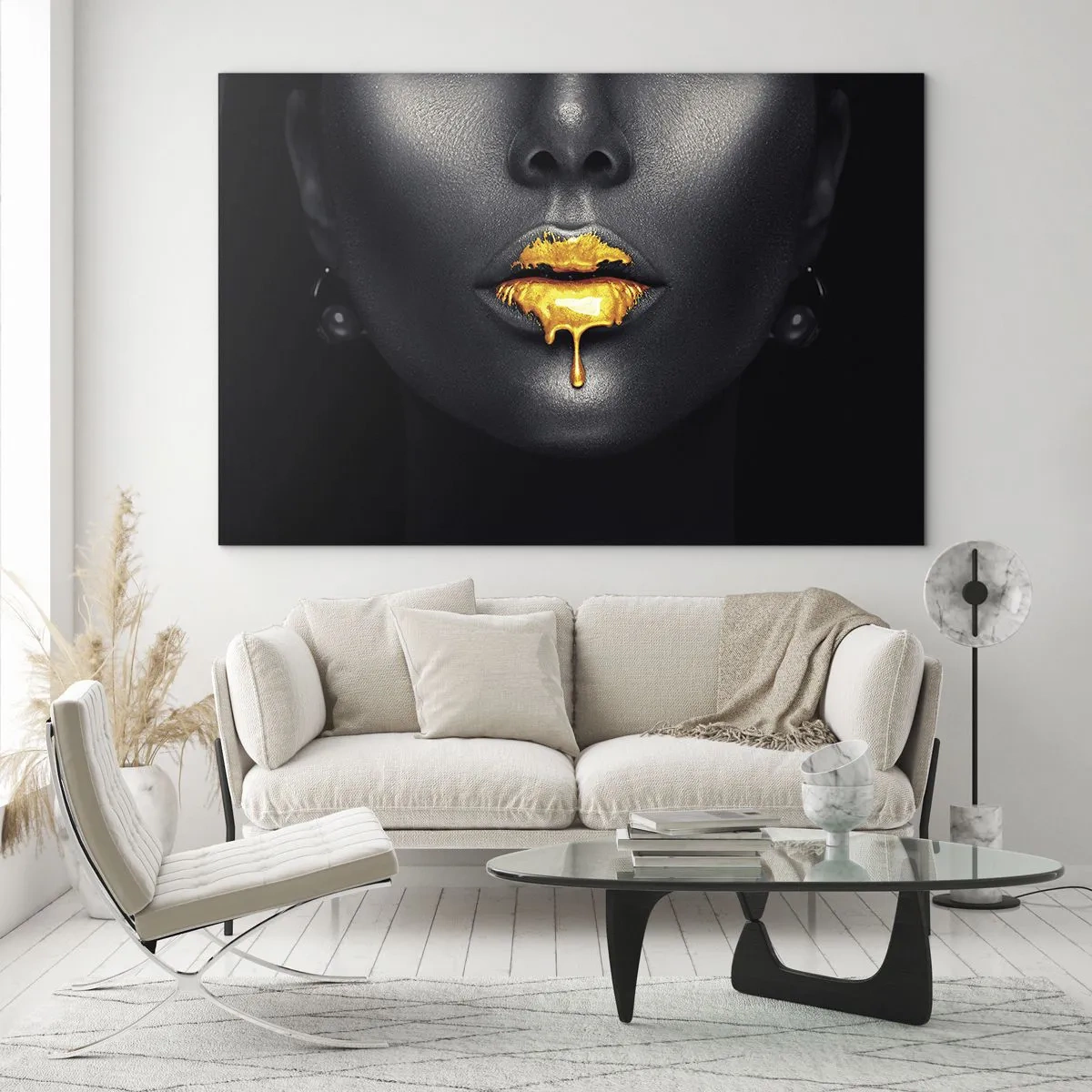 Obraz na skle - Čierno-zlatý portrét ženy s lesklými perami - 70x50cm - Zlatoústa - Moderná nástenná dekorácia do obývacej izby a spálne ARTTOR