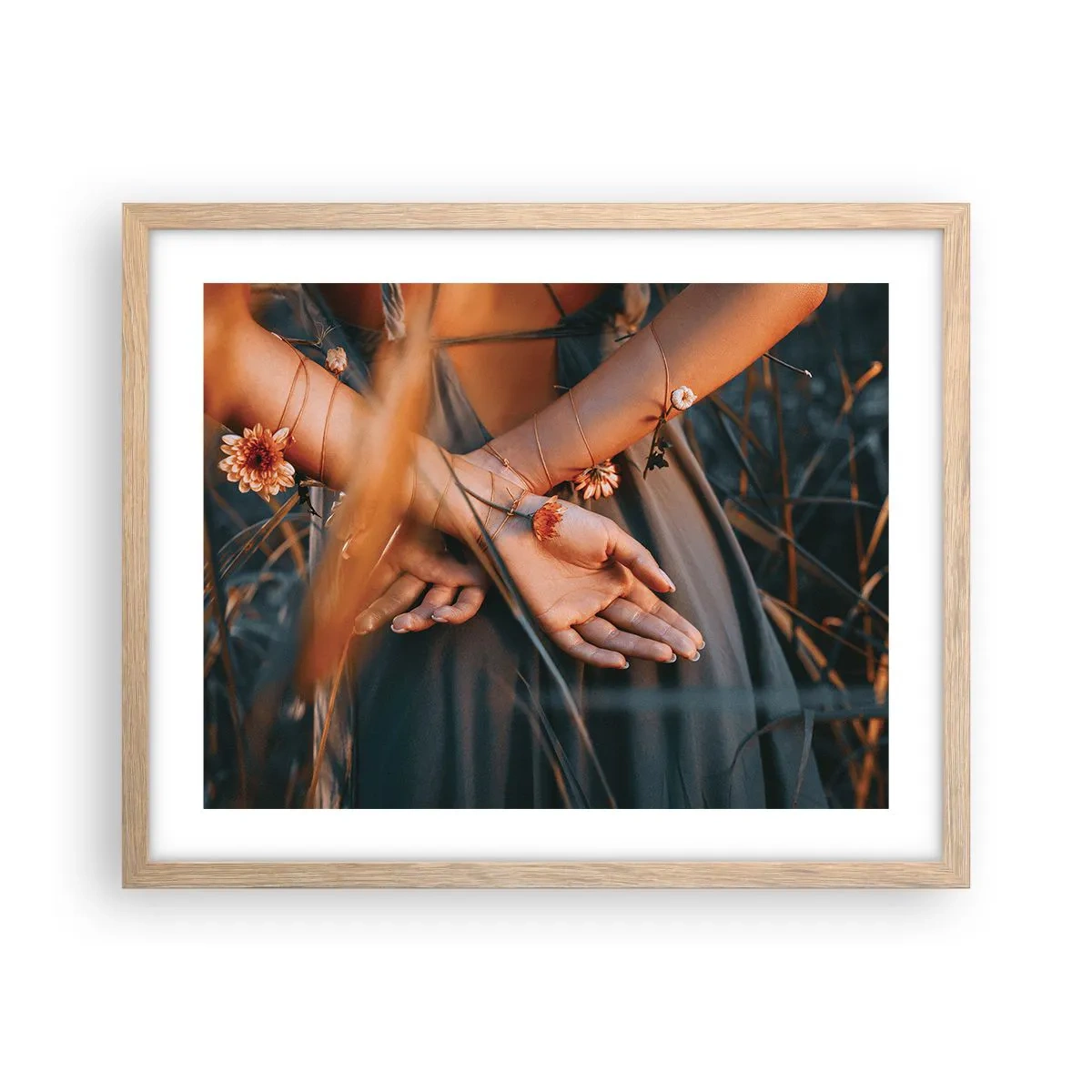 Plagát v ráme zo svetlého duba - Prepojená s prírodou - 50x40 cm