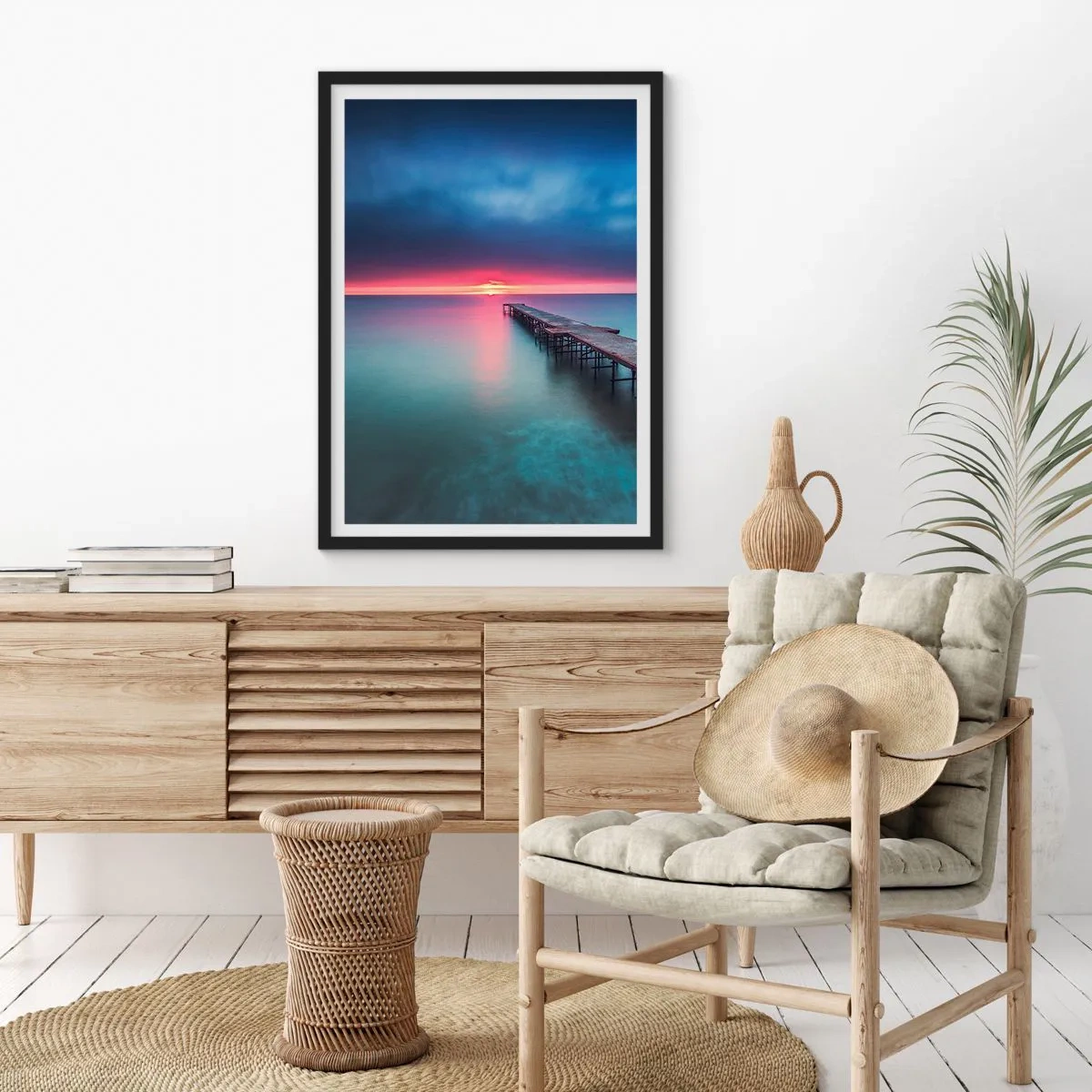 Plagát v čiernom ráme - Mólo siahajúce do pokojného mora pri západe slnka - 50x70cm - Medzi nebom a zemou - Moderná nástenná dekorácia do obývacej izby a spálne ARTTOR
