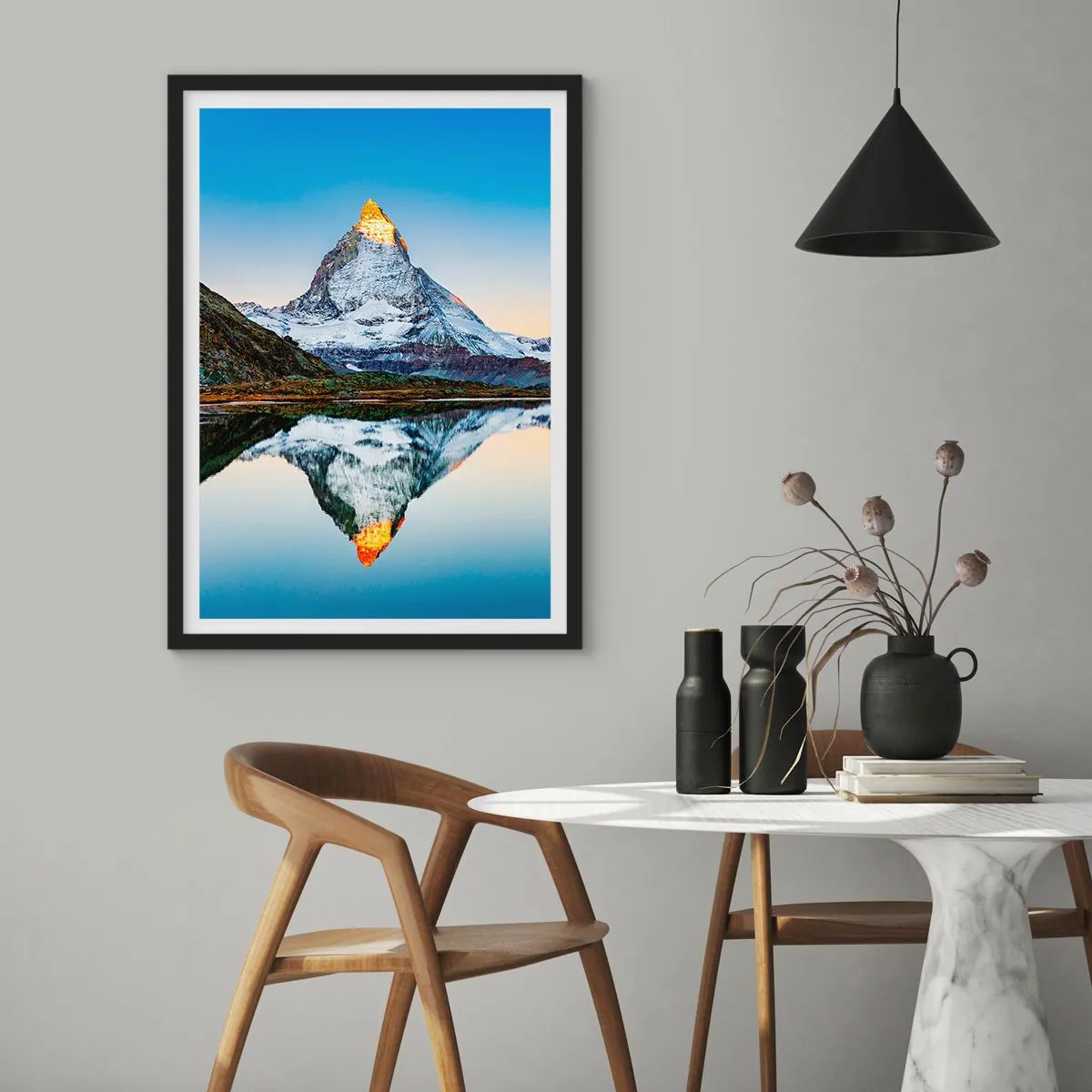 Plagát v čiernom ráme - Hora so zasneženým vrcholom odrážajúcou sa v jazere - 50x70cm - Dva svety - Moderná nástenná dekorácia do obývacej izby a spálne ARTTOR