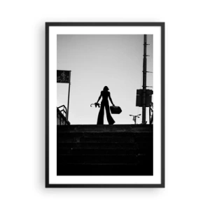 Plagát v čiernom ráme - Silueta ženy s kufrom na pozadí zapadajúceho slnka - 50x70cm - Mestská cesta - Moderná nástenná dekorácia do obývacej izby a spálne ARTTOR