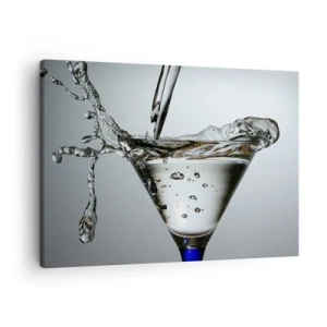Obraz na plátne - Pohár na Martini s dynamickým striekaním vody na svetlom pozadí. - 70x50cm - Nad okrajom pohára - Moderná nástenná dekorácia do obývacej izby a spálne ARTTOR