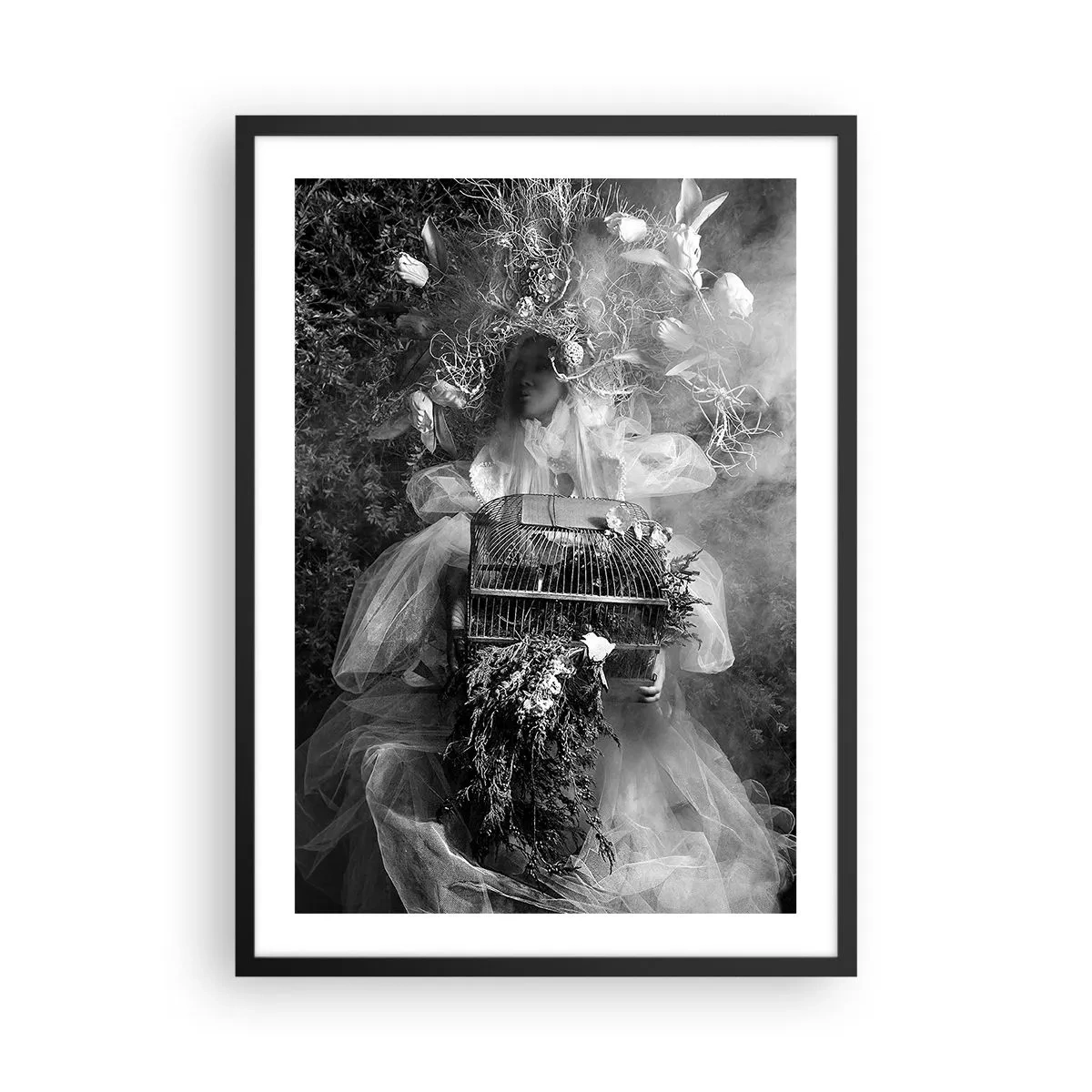 Plagát v čiernom ráme - Žena v šatách obklopená prírodou na čiernobielej fotografii - 50x70cm - Matka Príroda - Moderná nástenná dekorácia do obývacej izby a spálne ARTTOR