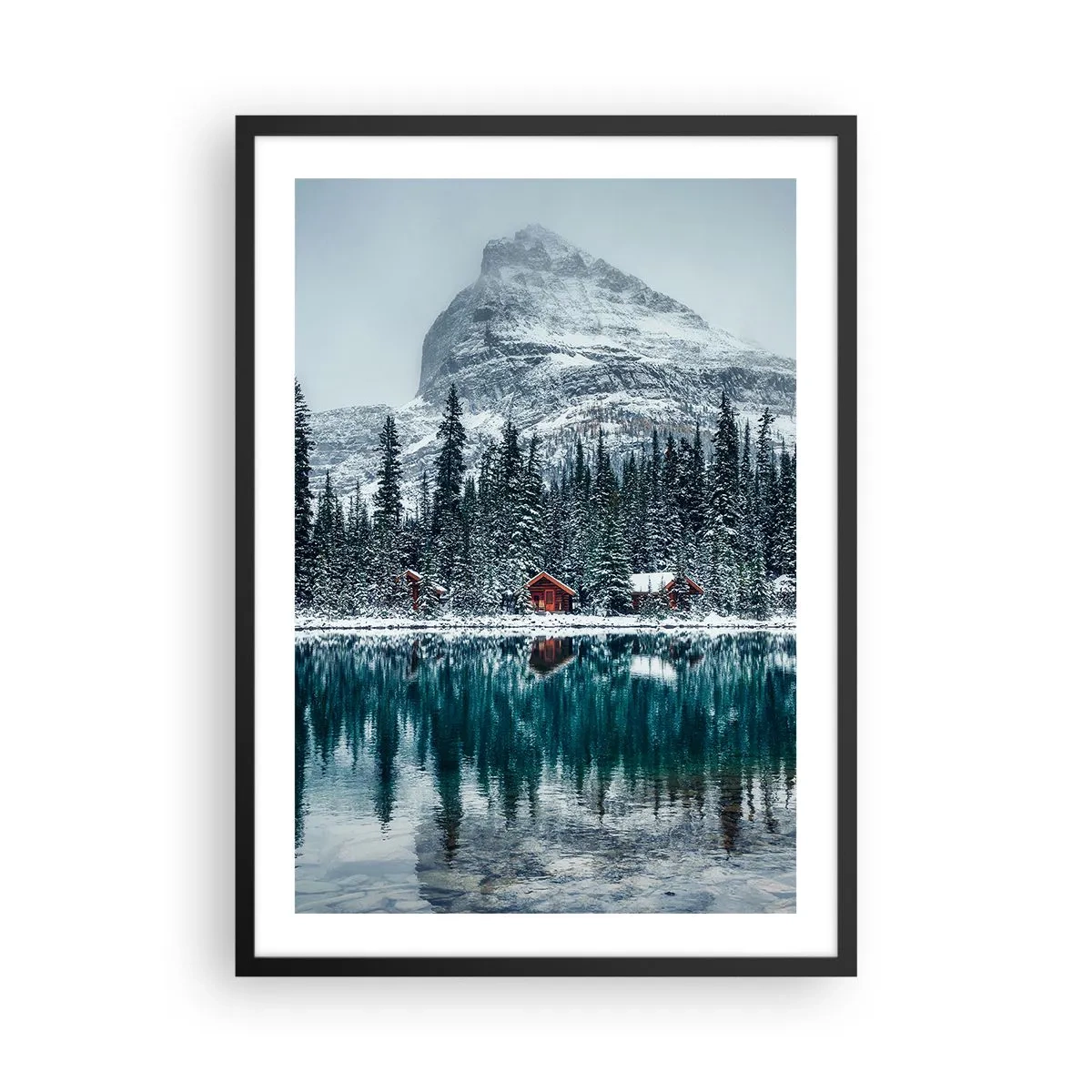 Plagát v čiernom ráme - Zimná krajina s chatkami pri jazere a horou v pozadí - 50x70cm - Kanadské útočisko - Moderná nástenná dekorácia do obývacej izby a spálne ARTTOR
