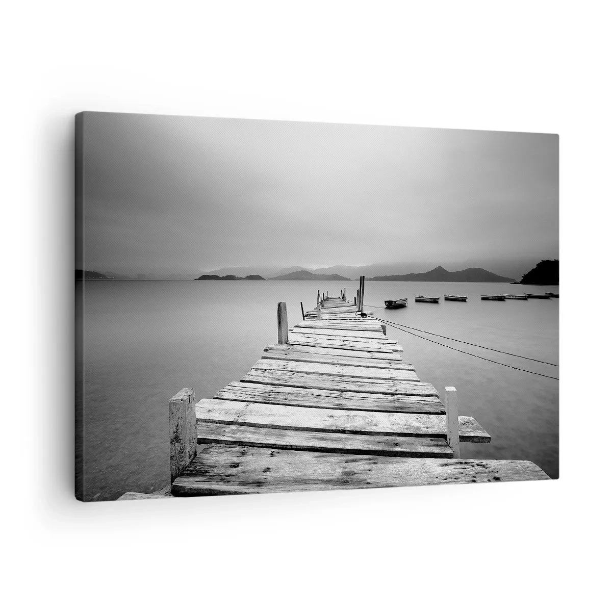 Obraz na plátne - Čiernobiely pohľad na drevené mólo a pokojné jazero. - 70x50cm - Za horami, za morom  - Moderná nástenná dekorácia do obývacej izby a spálne ARTTOR