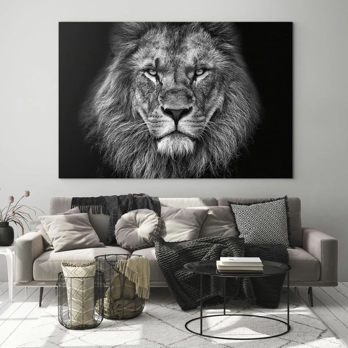 Obraz na skle - Portrét leva v čiernej a bielej farbe s majestátnou hrivou - 70x50cm - V korunovačnom odeve - Moderná nástenná dekorácia do obývacej izby a spálne ARTTOR