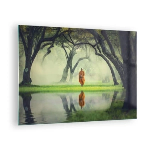 Obraz na skle - Mních v oranžovom rúchu sa prechádza medzi stromami pri vode - 70x50cm - Na ceste k osvieteniu - Moderná nástenná dekorácia do obývacej izby a spálne ARTTOR