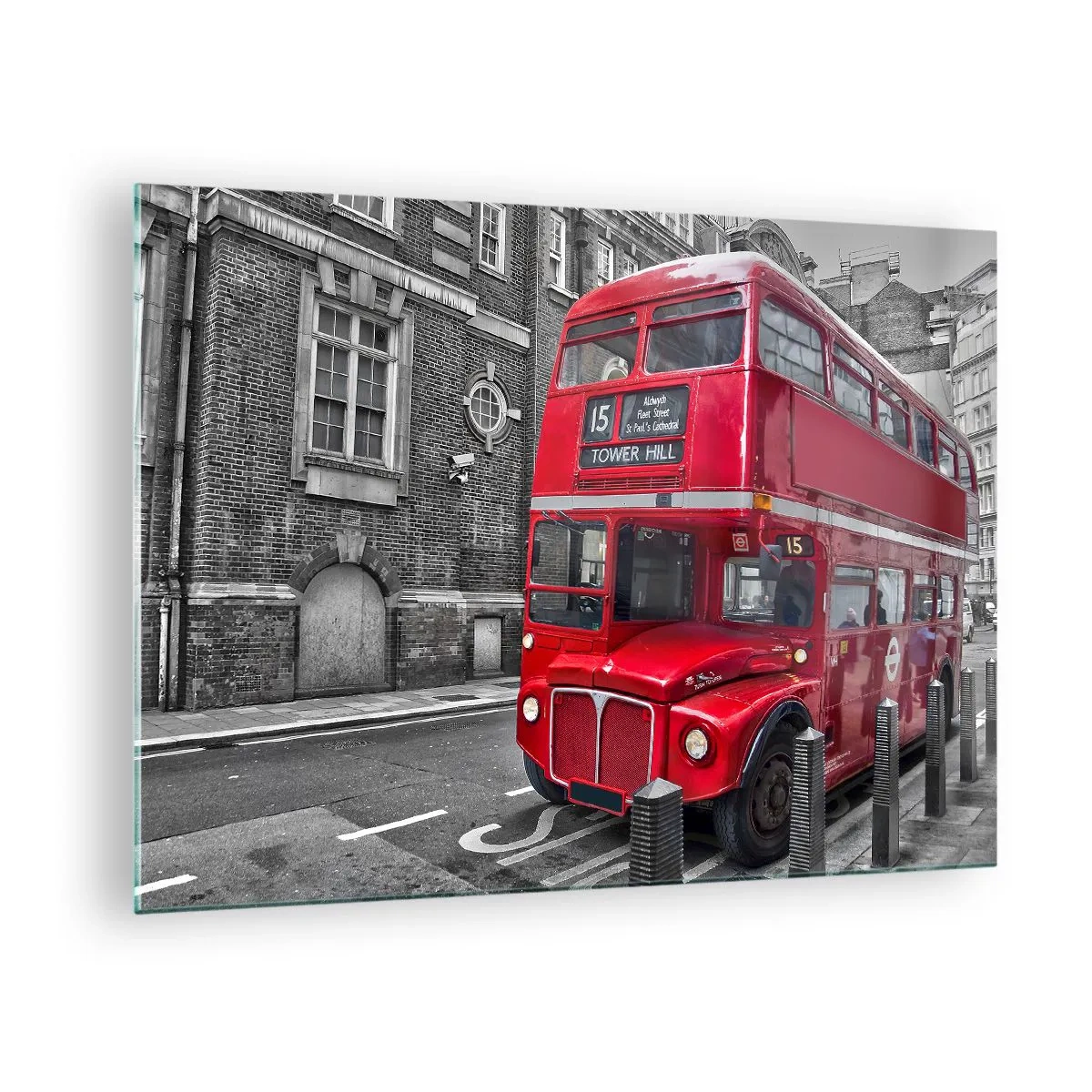 Obraz na skle - Červený londýnsky autobus na čiernobielom pozadí ulice - 70x50cm - Vždy rovnaký - Moderná nástenná dekorácia do obývacej izby a spálne ARTTOR