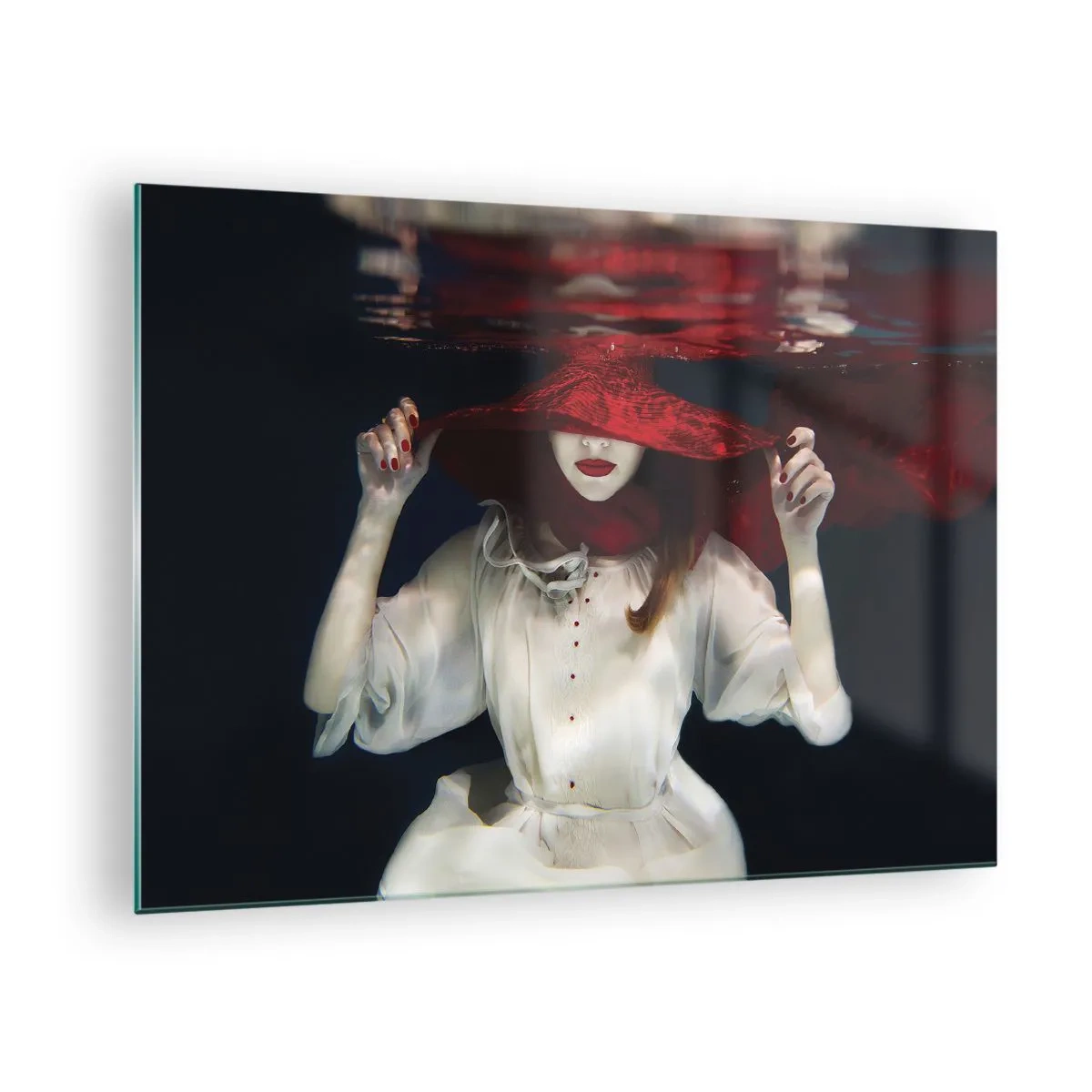 Obraz na skle - Žena v červenom klobúku pod vodou - 70x50cm - Divoženka - Moderná nástenná dekorácia do obývacej izby a spálne ARTTOR