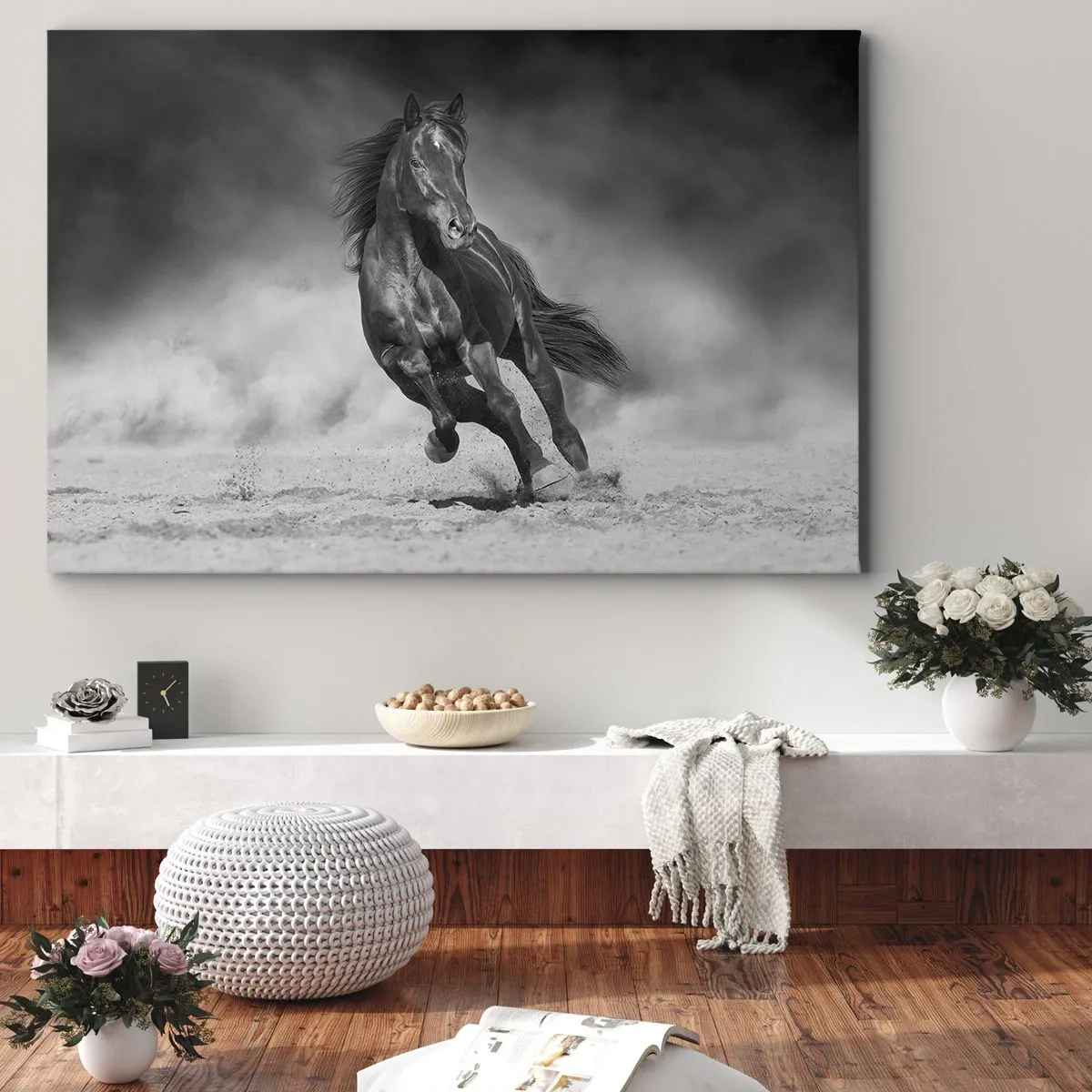 Obraz na plátne - Čierny a biely kôň cválajúci cez piesok - 70x50cm - Hodné samotného emira - Moderná nástenná dekorácia do obývacej izby a spálne ARTTOR