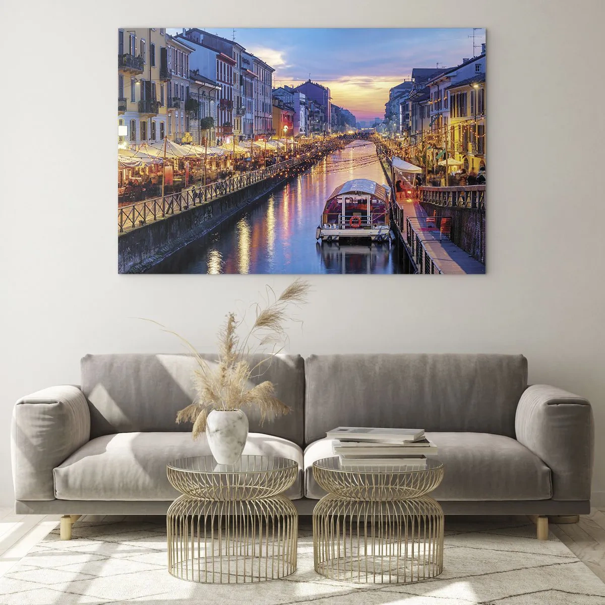 Obraz na skle - Večerný pohľad na osvetlený kanál s loďkami a kaviarňami - 70x50cm - Večer plný svetla a zábavy - Moderná nástenná dekorácia do obývacej izby a spálne ARTTOR