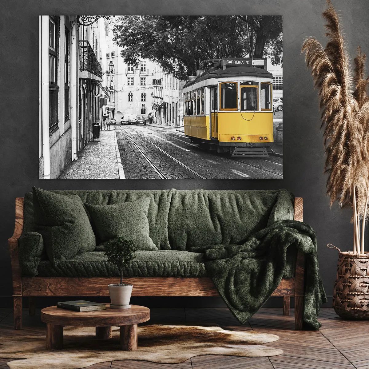 Obraz na plátne - Žltá električka na pozadí čiernobielej ulice - 70x50cm - Fado v pozadí - Moderná nástenná dekorácia do obývacej izby a spálne ARTTOR