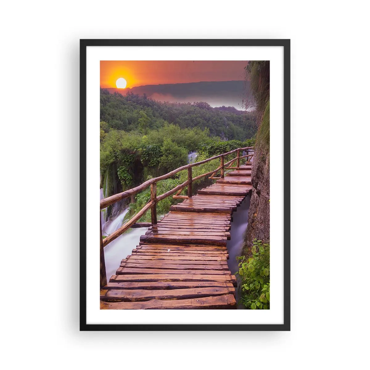 Plagát v čiernom ráme - Drevený most medzi zeleňou a zapadajúcim slnkom - 50x70cm - Neuveriteľná krása - Moderná nástenná dekorácia do obývacej izby a spálne ARTTOR