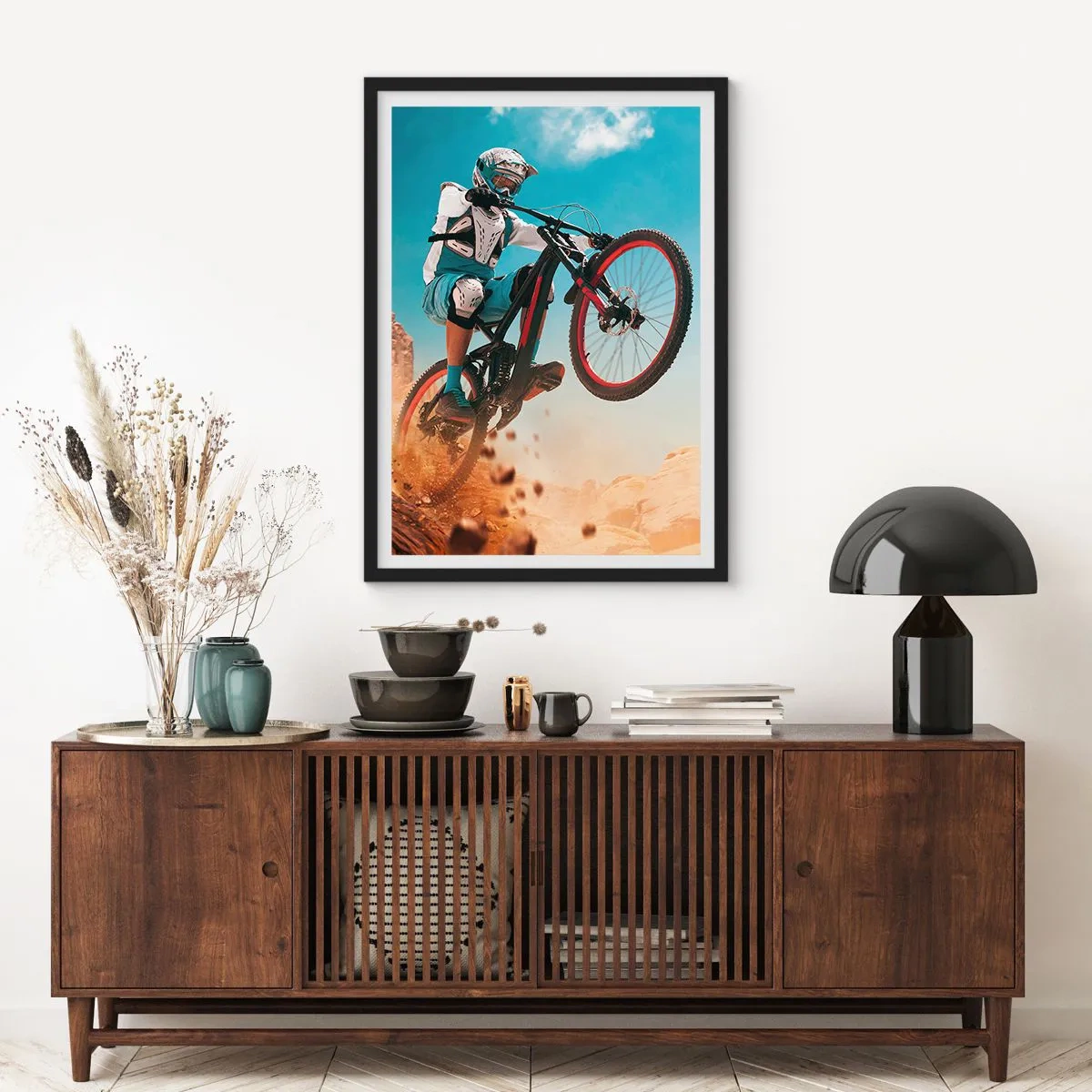 Plagát v čiernom ráme - Horský cyklista vykonáva dynamický skok na pozadí púštnej krajiny. - 50x70cm - Cyklistický démon šialenstva - Moderná nástenná dekorácia do obývacej izby a spálne ARTTOR