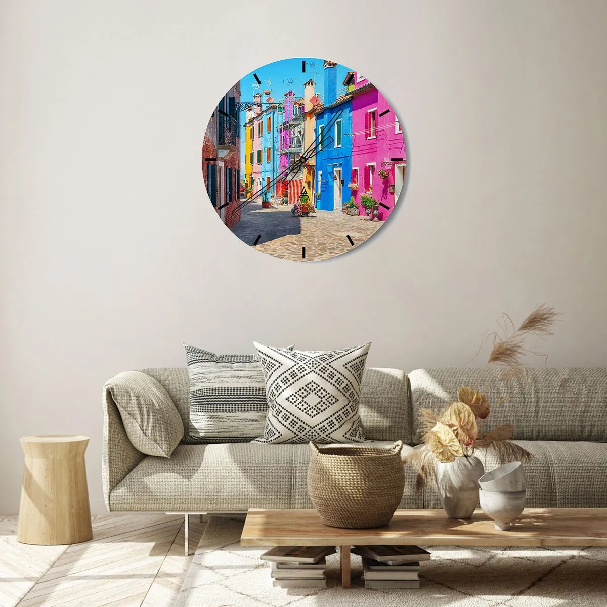 Nástenné hodiny - Farebné činžiakové domy v pôvabnom, slnečnom mestečku - 30x30cm - Mestečko „Pod papagájmi“ - Moderná nástenná dekorácia do obývacej izby, kuchyne a spálne ARTTOR