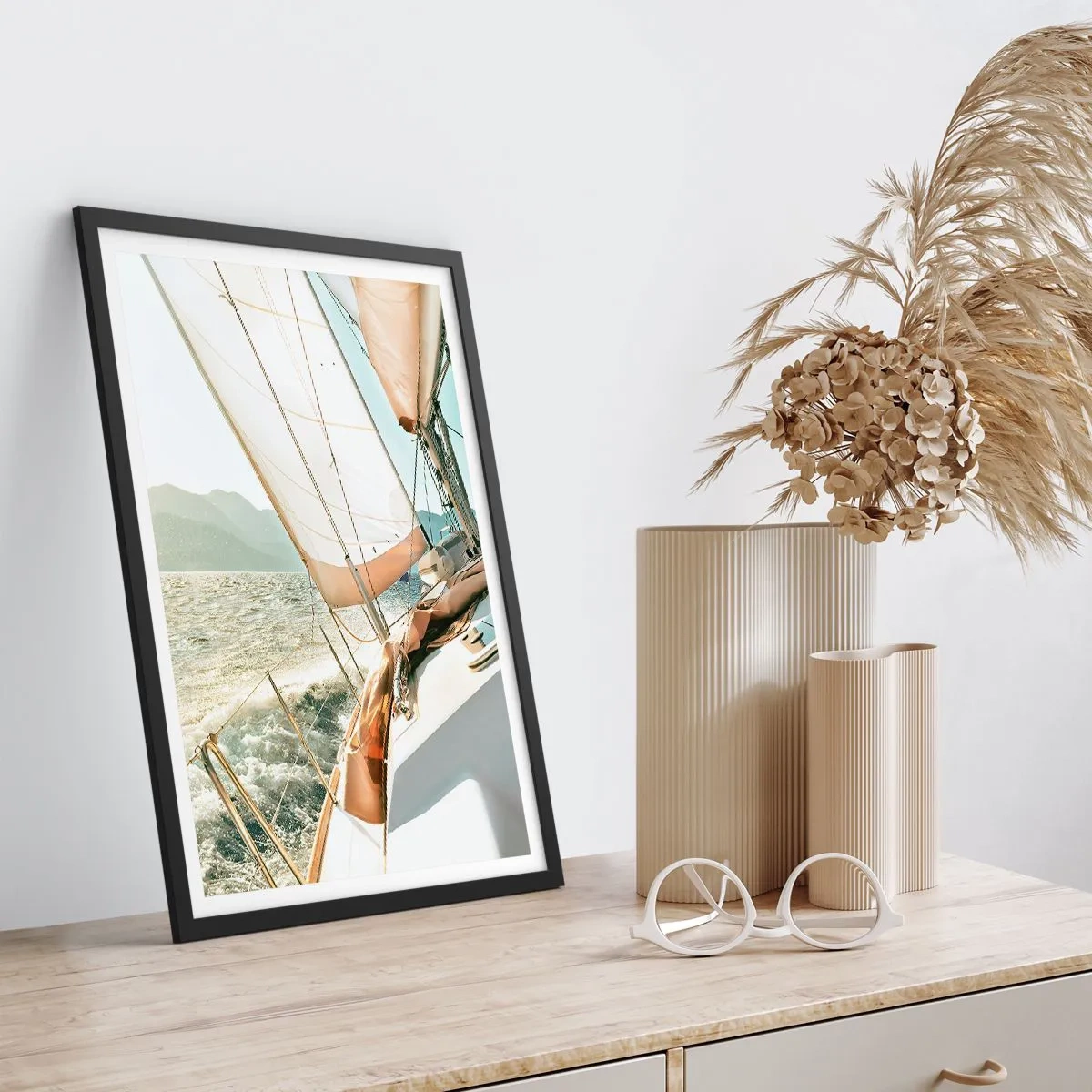 Plagát v čiernom ráme - Jachta pod plnými plachtami na otvorenom mori zaliatom slnkom - 50x70cm - Pod plnými plachtami - Moderná nástenná dekorácia do obývacej izby a spálne ARTTOR
