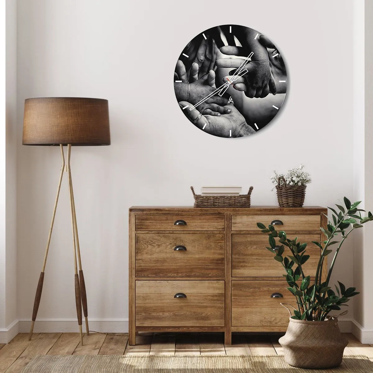 Nástenné hodiny - Ruky sa dotýkajú v geste jednoty - 30x30cm - Byť človekom - Moderná nástenná dekorácia do obývacej izby, kuchyne a spálne ARTTOR