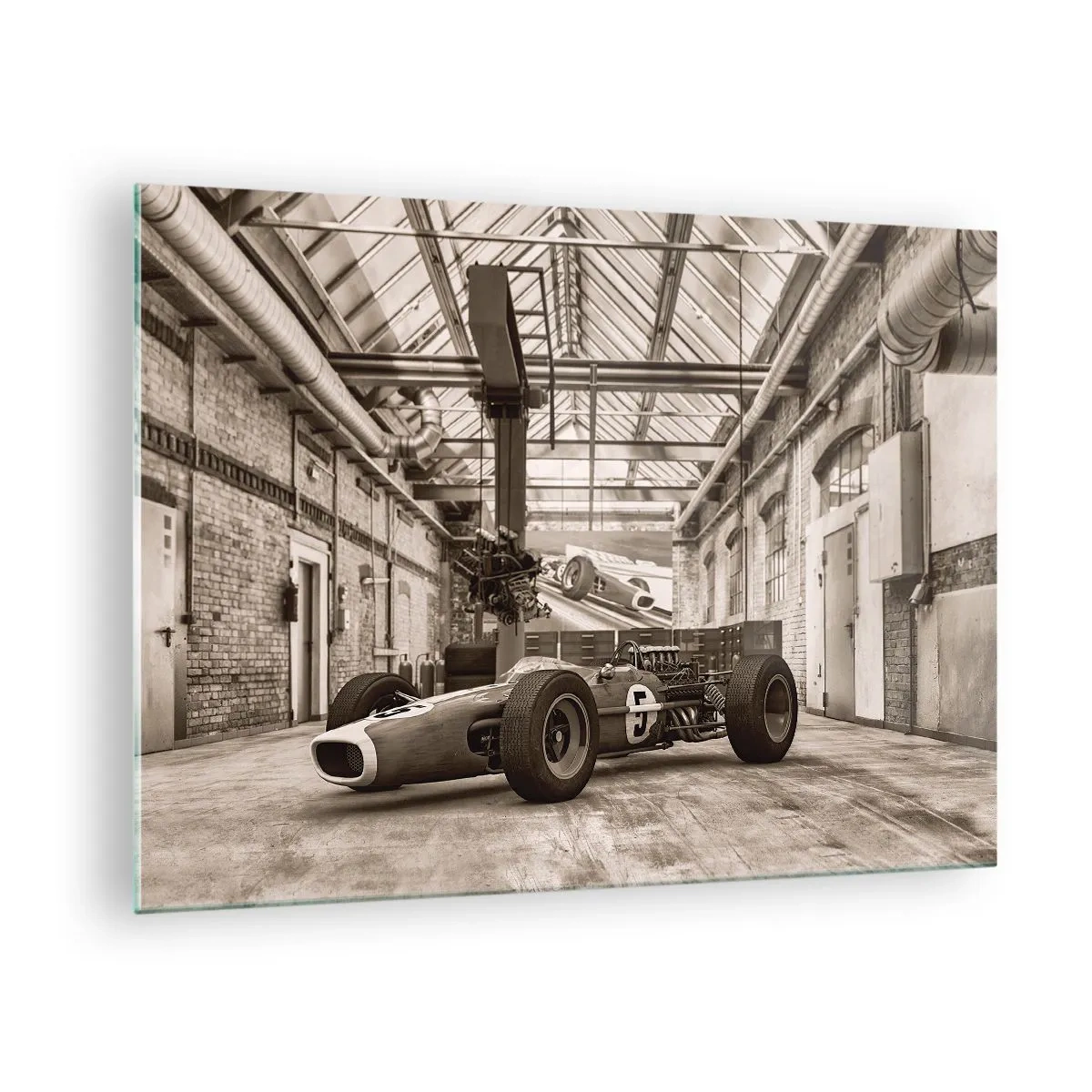Obraz na skle - Veteránske pretekárske auto v priemyselnej hale - 70x50cm - Odpočinok víťaza - Moderná nástenná dekorácia do obývacej izby a spálne ARTTOR