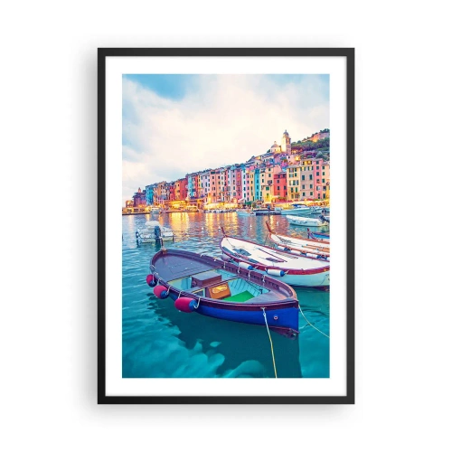 Plagát v čiernom ráme - Farebné domy a lode v prímorskom prostredí - 50x70cm - Farebný večer v prístave - Moderná nástenná dekorácia do obývacej izby a spálne ARTTOR