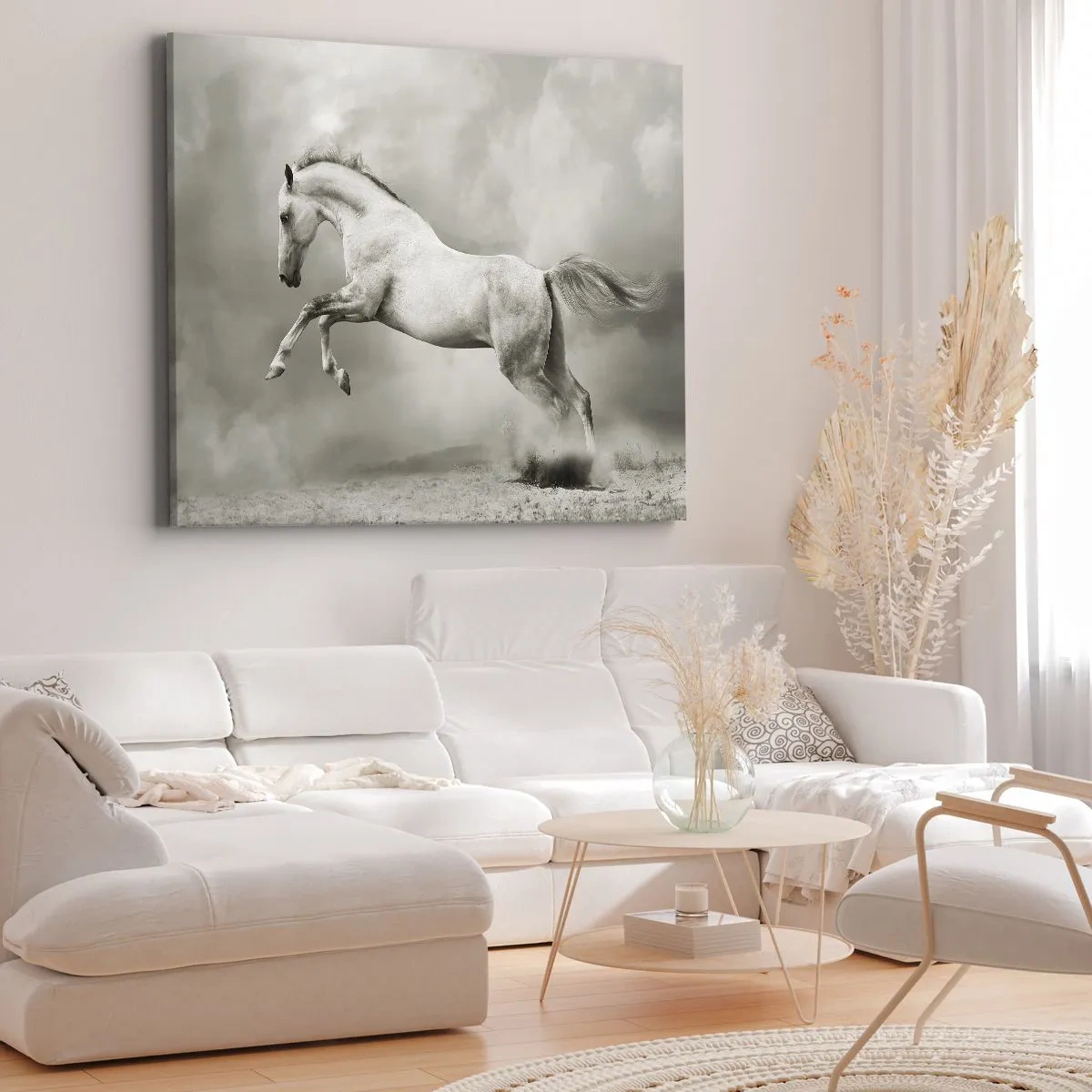 Obraz na plátne - Biely kôň v dynamickom skoku na pozadí hmlistých oblakov. - 70x50cm - Medzi bdením a snom - Moderná nástenná dekorácia do obývacej izby a spálne ARTTOR