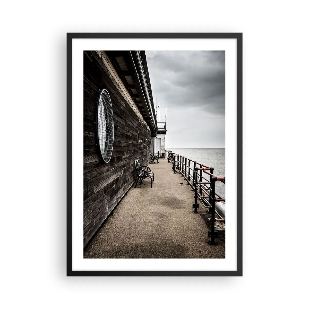 Plagát v čiernom ráme - Drevené mólo s lavičkami pri pokojnom mori - 50x70cm - Čas, ktorý sa zastavil - Moderná nástenná dekorácia do obývacej izby a spálne ARTTOR