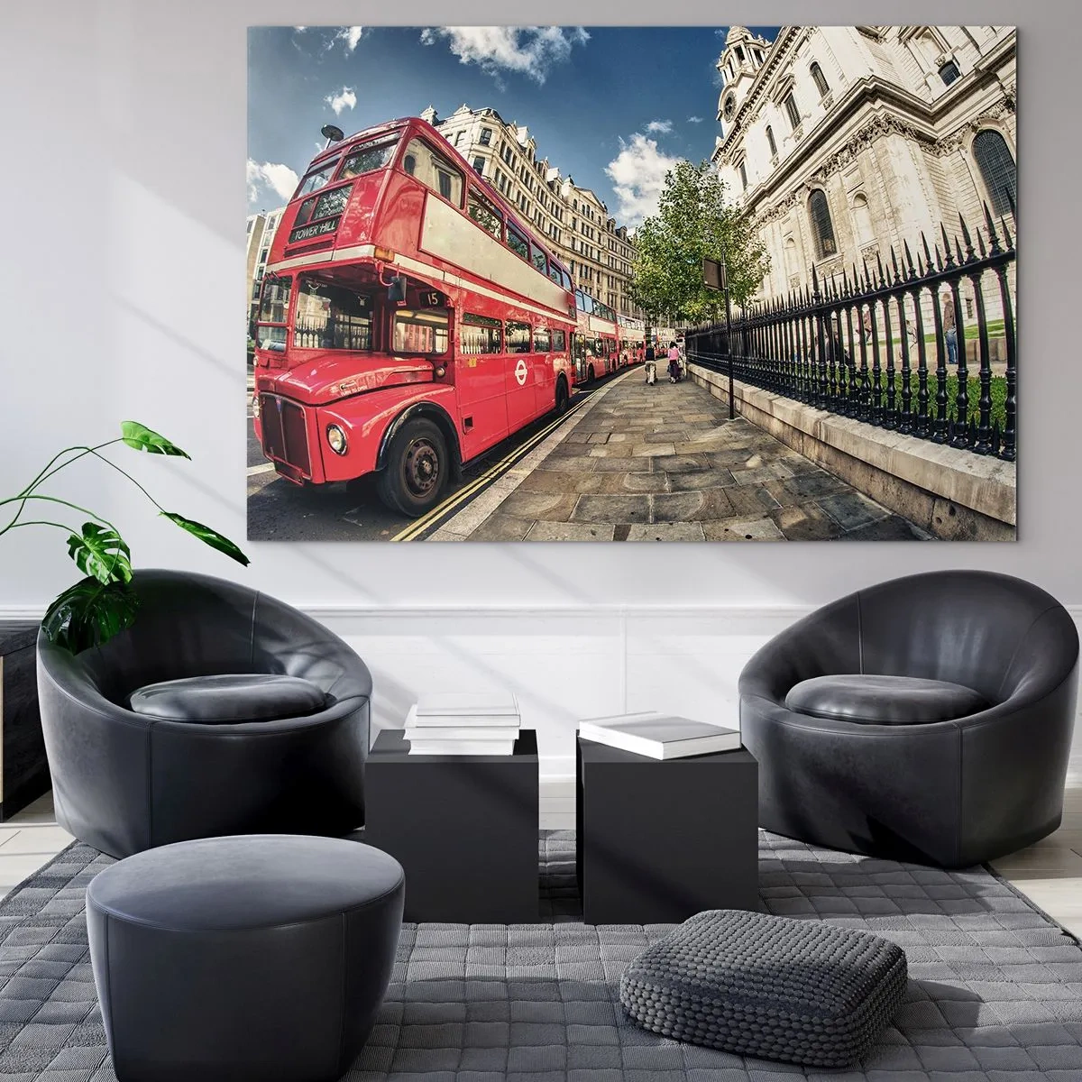 Obraz na skle - Červený dvojposchodový autobus v mestskom prostredí - 70x50cm - Londýnska ulica v sivej a červenej - Moderná nástenná dekorácia do obývacej izby a spálne ARTTOR