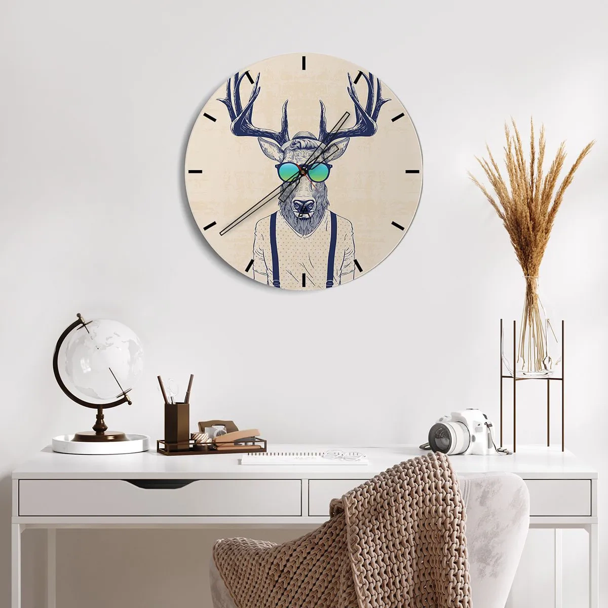 Nástenné hodiny - Jeleň v hipsterských slnečných okuliaroch - 30x30cm - A koho si čakal? - Moderná nástenná dekorácia do obývacej izby, kuchyne a spálne ARTTOR