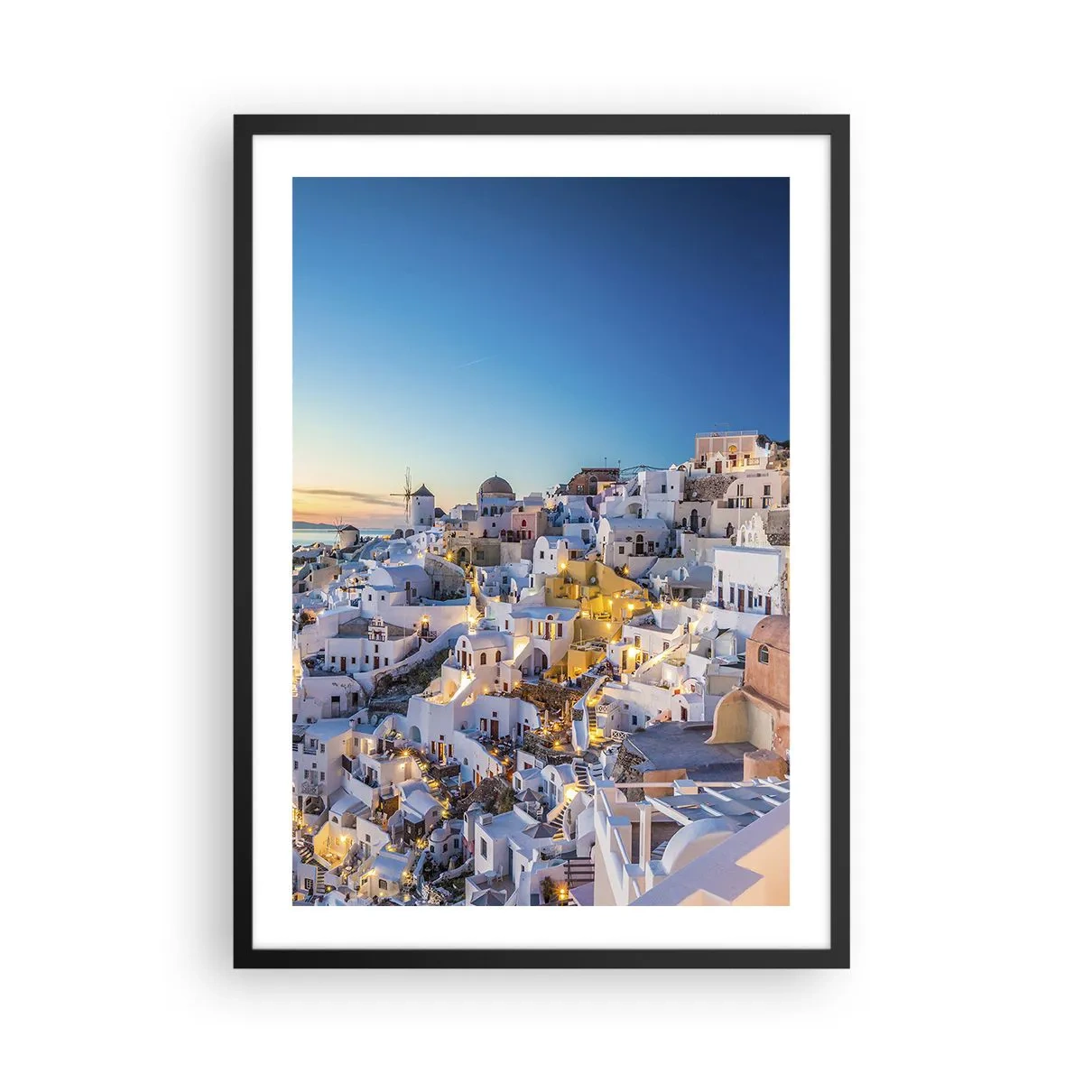 Plagát v čiernom ráme - Pohľad na osvetlené domy na Santorini pri západe slnka - 50x70cm - Esencia Grécka - Moderná nástenná dekorácia do obývacej izby a spálne ARTTOR