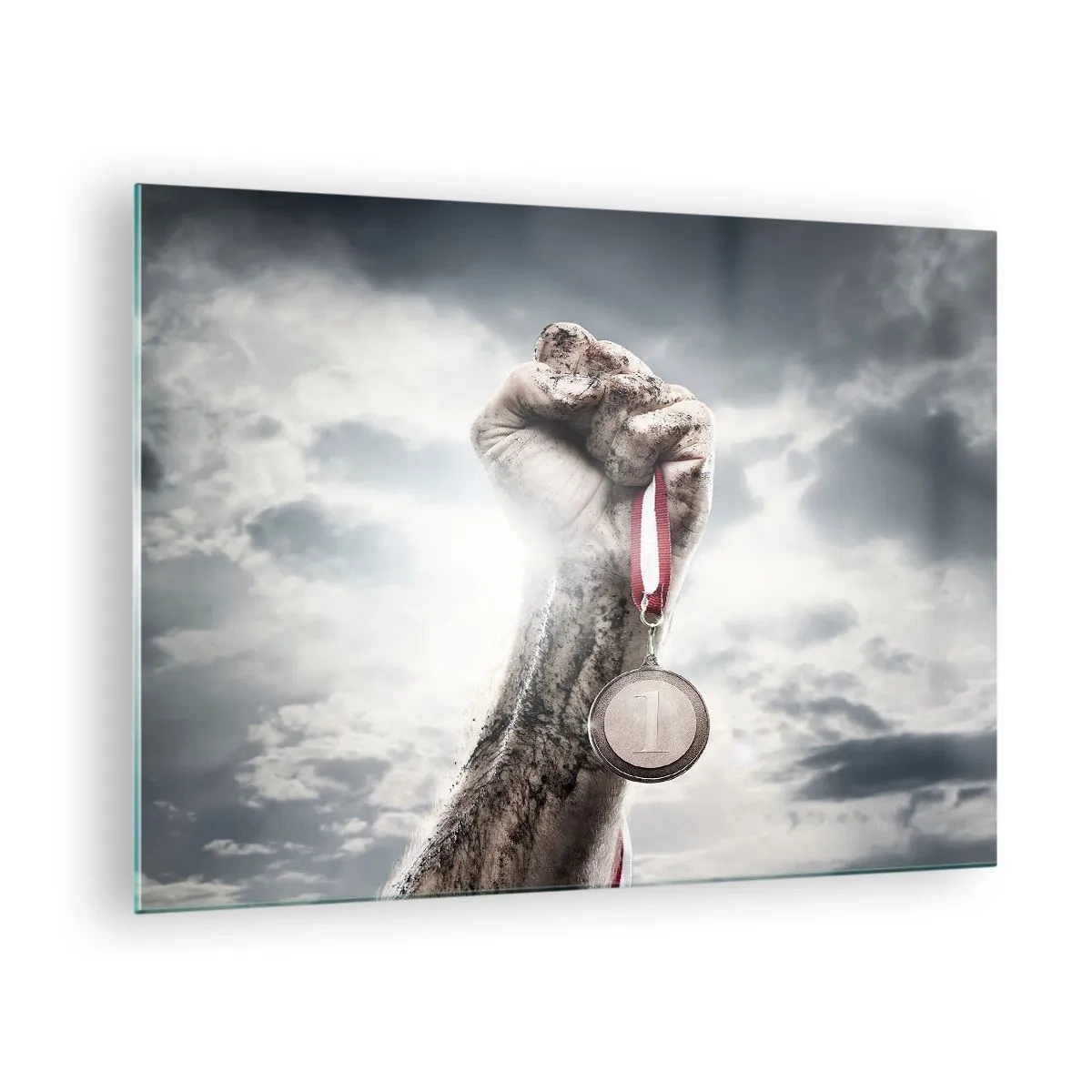 Obraz na skle - Ruka držiaca medailu na pozadí oblakov - 70x50cm - Per aspera ad astra - Moderná nástenná dekorácia do obývacej izby a spálne ARTTOR