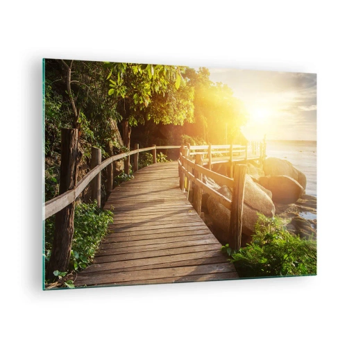 Obraz na skle - Drevený chodník medzi stromami pri mori vo svetle západu slnka - 70x50cm - Ďalšia zákruta, ďalšie zázraky - Moderná nástenná dekorácia do obývacej izby a spálne ARTTOR