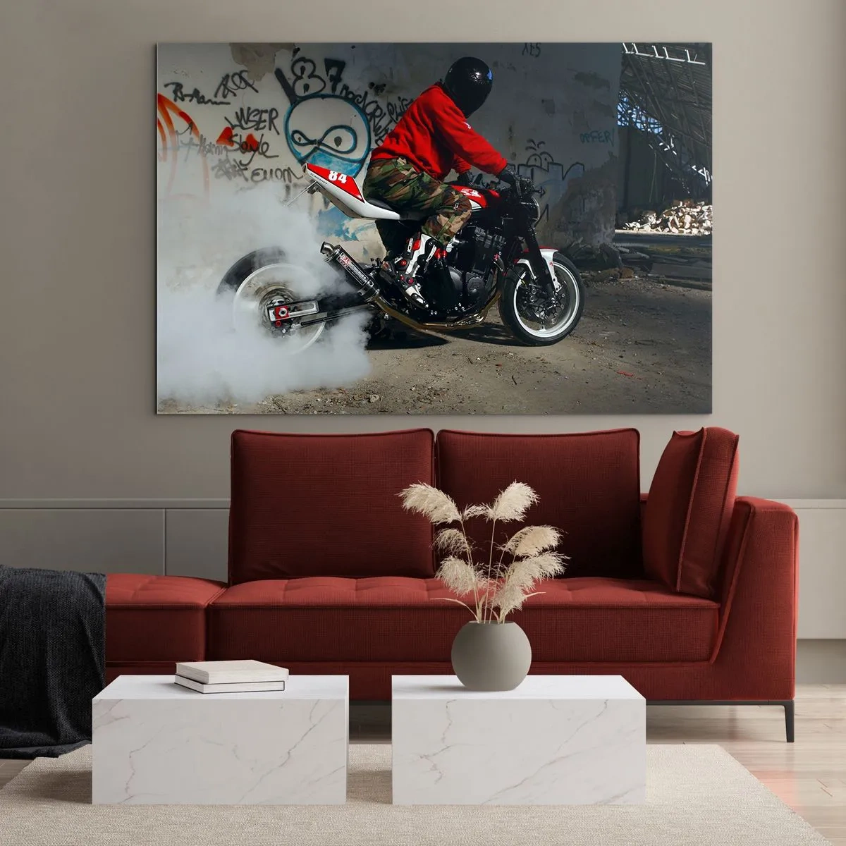 Obraz na skle - Motocyklista v akcii v priemyselnom prostredí - 70x50cm - Chyť ma! - Moderná nástenná dekorácia do obývacej izby a spálne ARTTOR