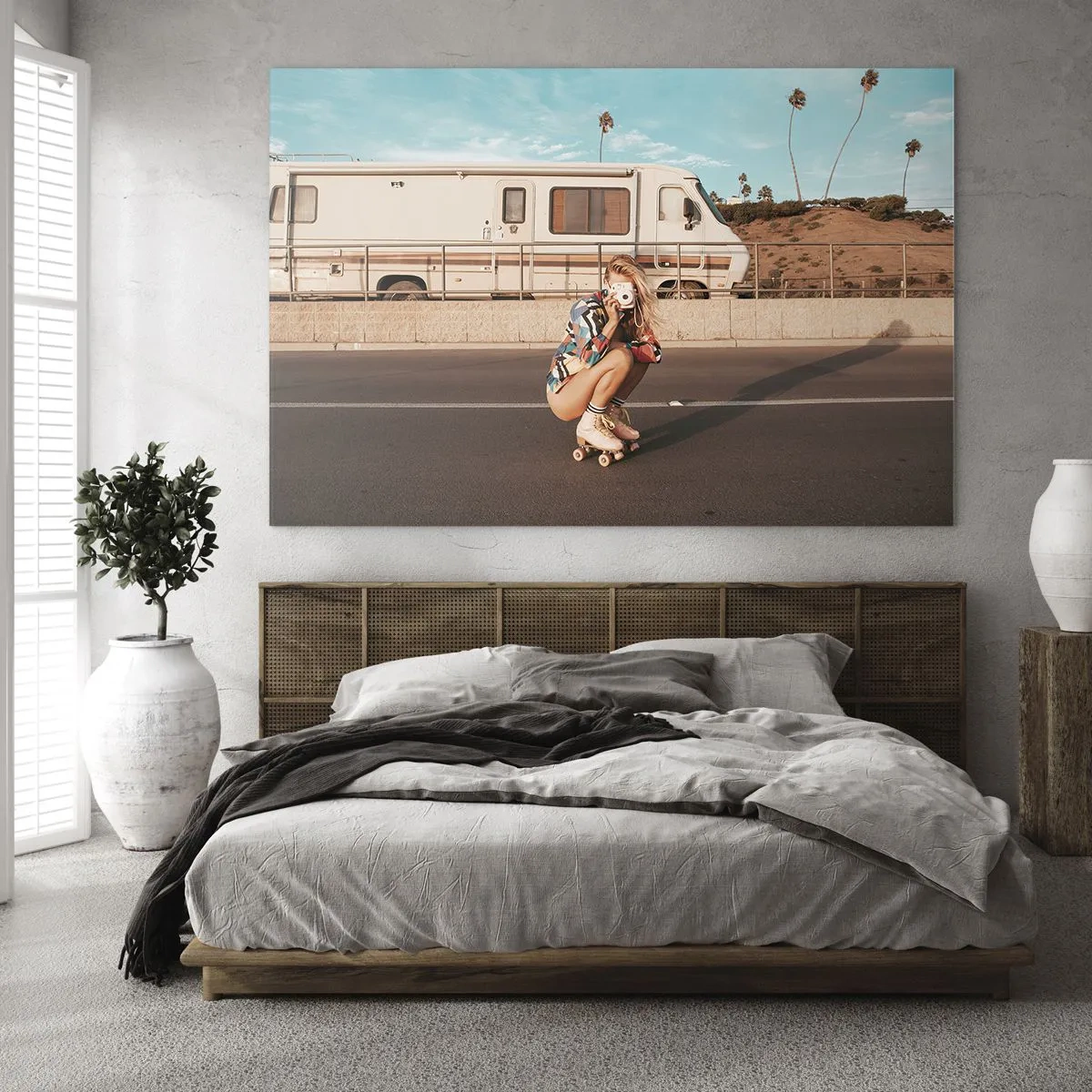 Obraz na skle - Dievča na kolieskových korčuliach fotí v kalifornskom slnku. - 70x50cm - Usmejte sa! - Moderná nástenná dekorácia do obývacej izby a spálne ARTTOR