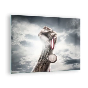 Obraz na skle - Ruka držiaca medailu na pozadí oblakov - 70x50cm - Per aspera ad astra - Moderná nástenná dekorácia do obývacej izby a spálne ARTTOR