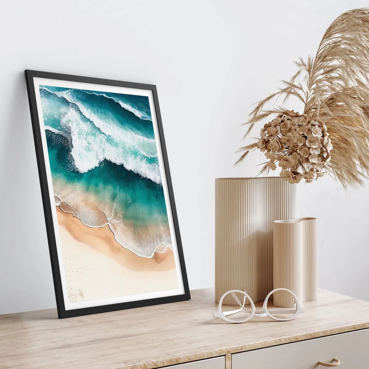 Plagát v čiernom ráme - Morské vlny narážajúce na pláž - 50x70cm - Odveké stretnutie - Moderná nástenná dekorácia do obývacej izby a spálne ARTTOR
