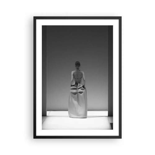 Plagát v čiernom ráme - Minimalistická čiernobiela fotografia ženy na móle. - 50x70cm - Rafinovaná jednoduchosť - Moderná nástenná dekorácia do obývacej izby a spálne ARTTOR