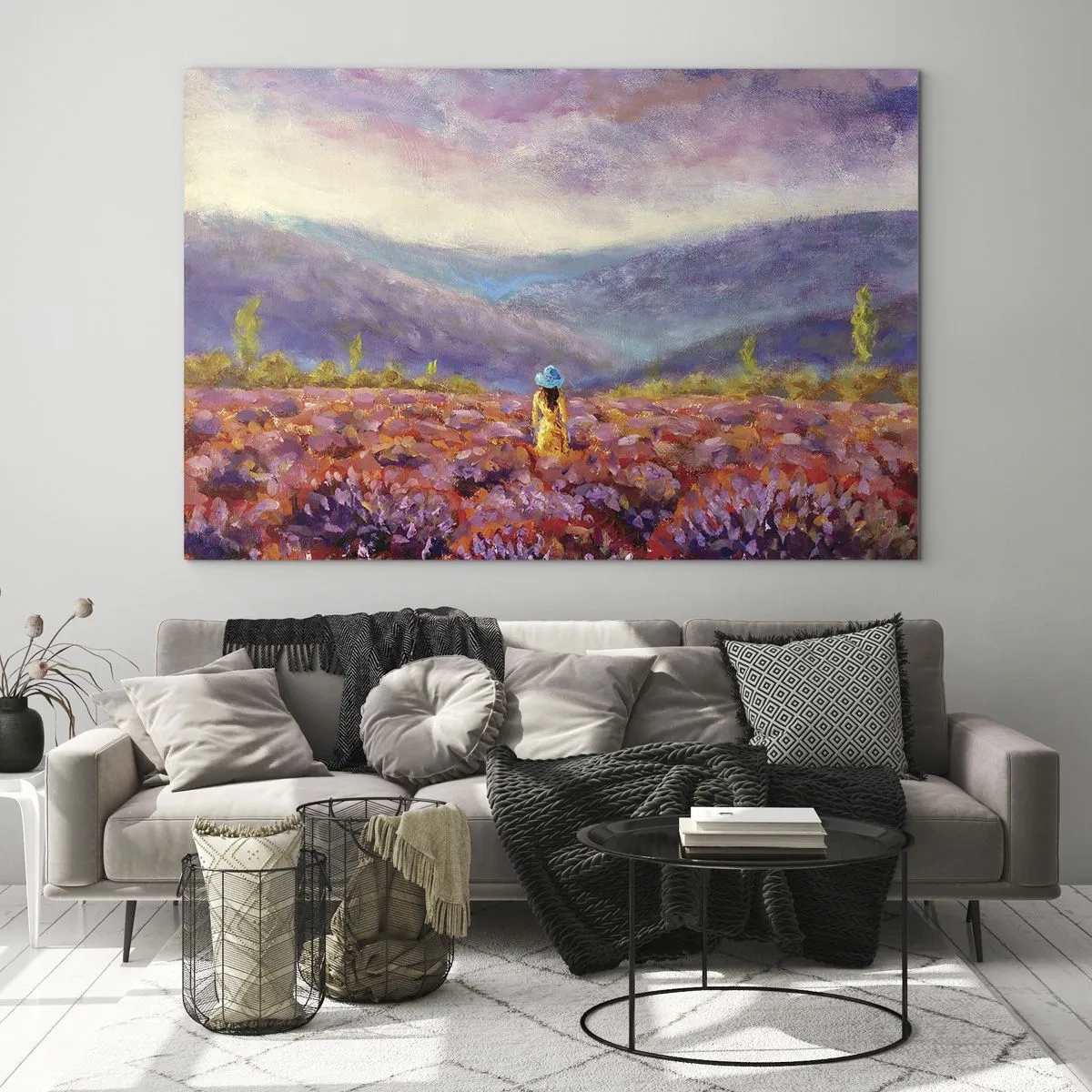 Obraz na skle - Postava s klobúkom v levanduľovom poli za súmraku - 70x50cm - V levanduľovom svete - Moderná nástenná dekorácia do obývacej izby a spálne ARTTOR
