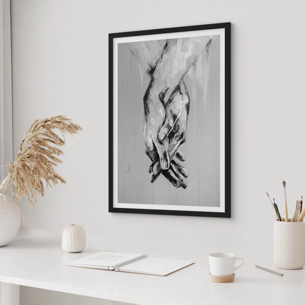 Plagát v čiernom ráme - Monochromatický obraz zopnutých rúk na sivom pozadí. - 50x70cm - Začiatok… - Moderná nástenná dekorácia do obývacej izby a spálne ARTTOR