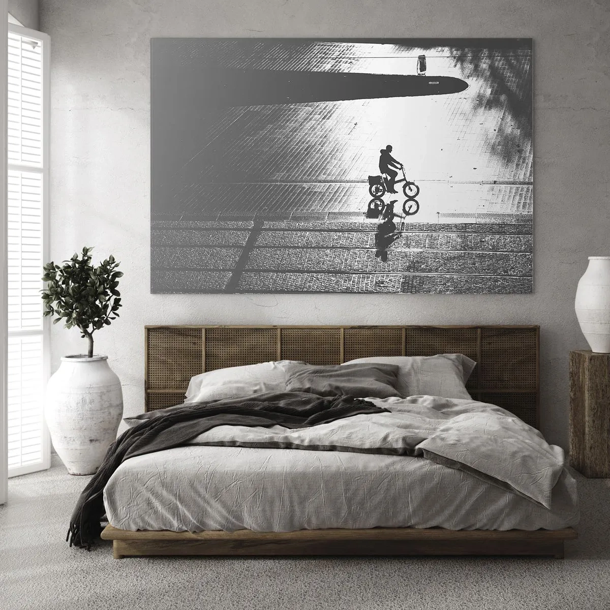 Obraz na skle - Muž jazdiaci na bicykli cez mesto, odraz vo vode, čiernobiely záber - 70x50cm - Dopredu, cez mesto - Moderná nástenná dekorácia do obývacej izby a spálne ARTTOR