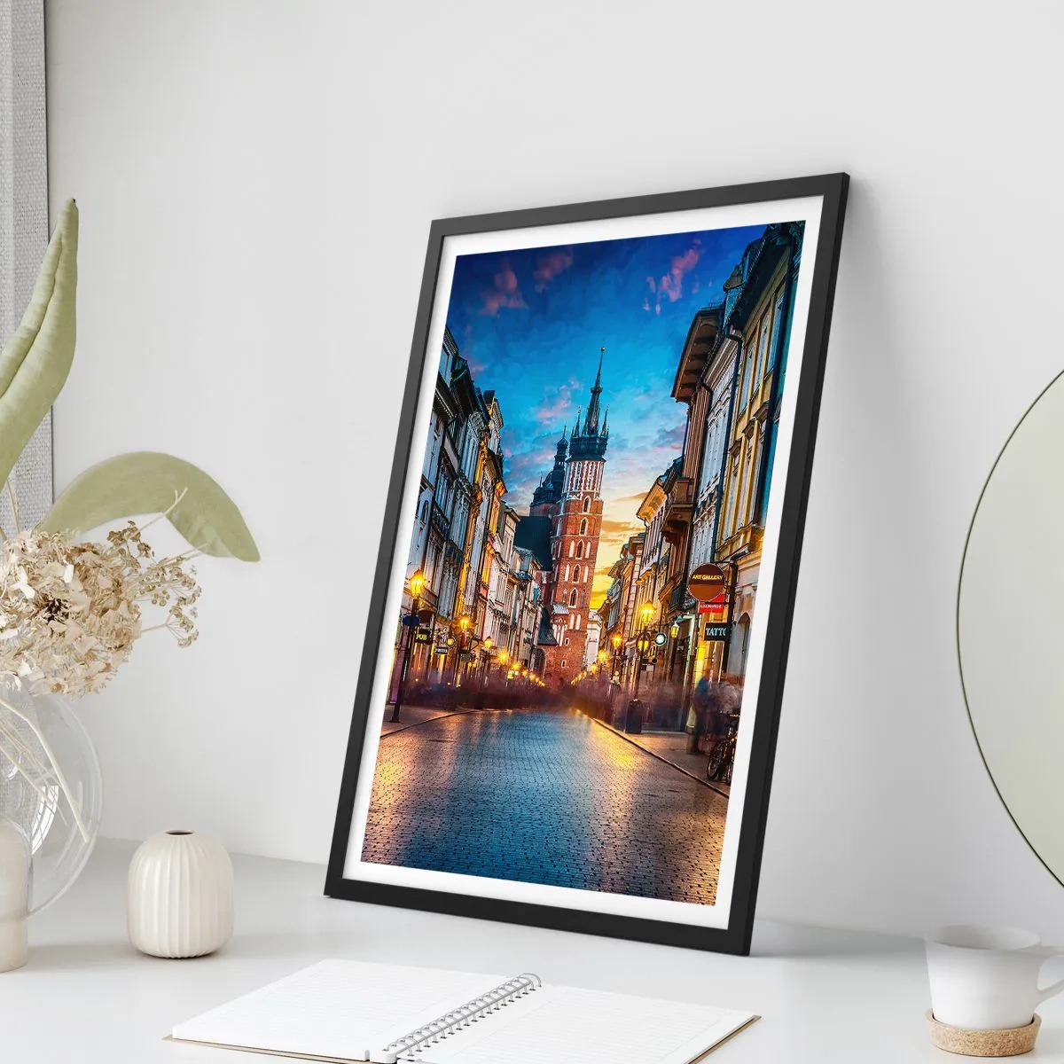 Plagát v čiernom ráme - Večerný pohľad na ulicu Grodzku a kostol sv. Márie v Krakove - 50x70cm - Krakovský pôvab - Moderná nástenná dekorácia do obývacej izby a spálne ARTTOR