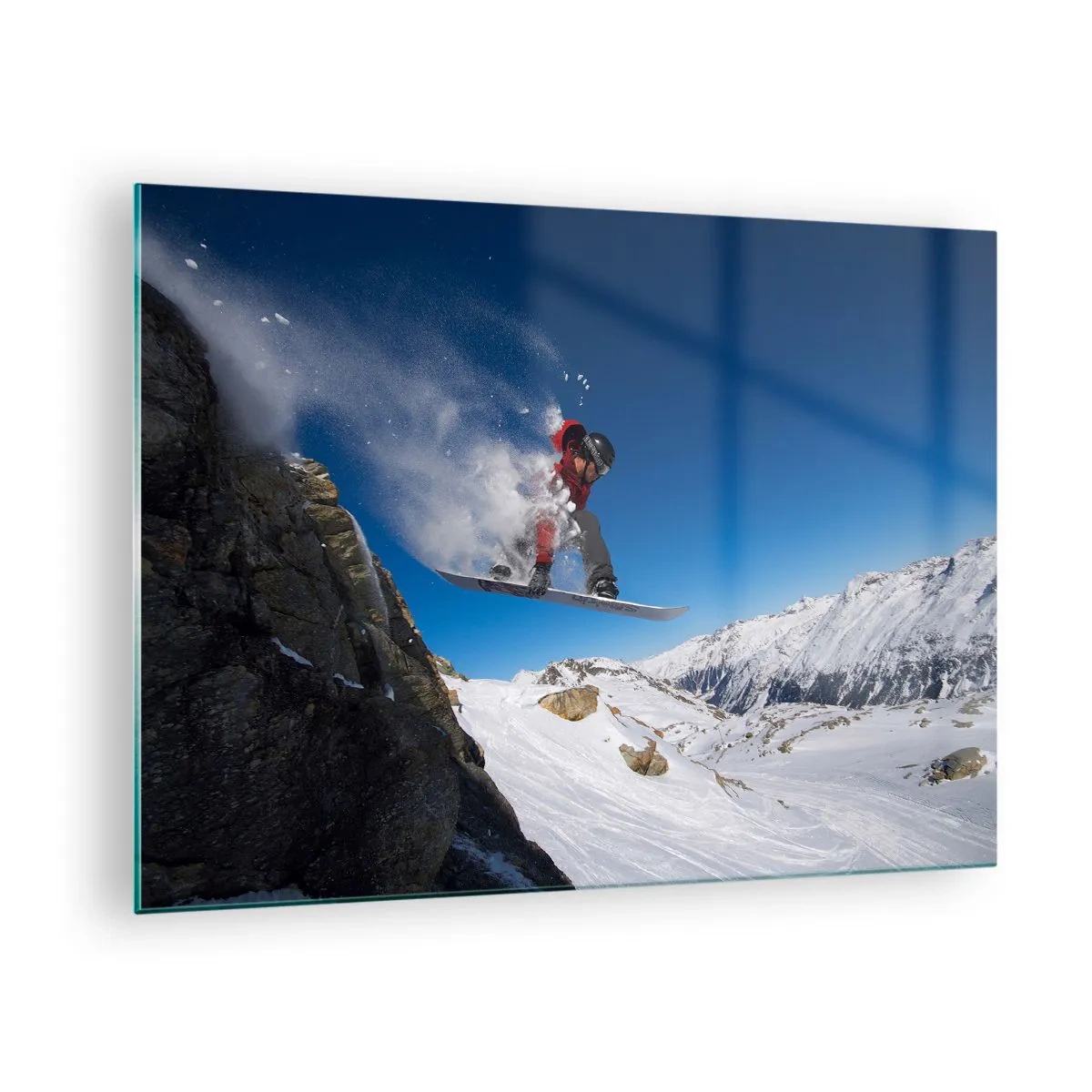 Obraz na skle - Snowboardista skáče na pozadí hôr - 70x50cm - A stal si sa súčasťou priestoru - Moderná nástenná dekorácia do obývacej izby a spálne ARTTOR