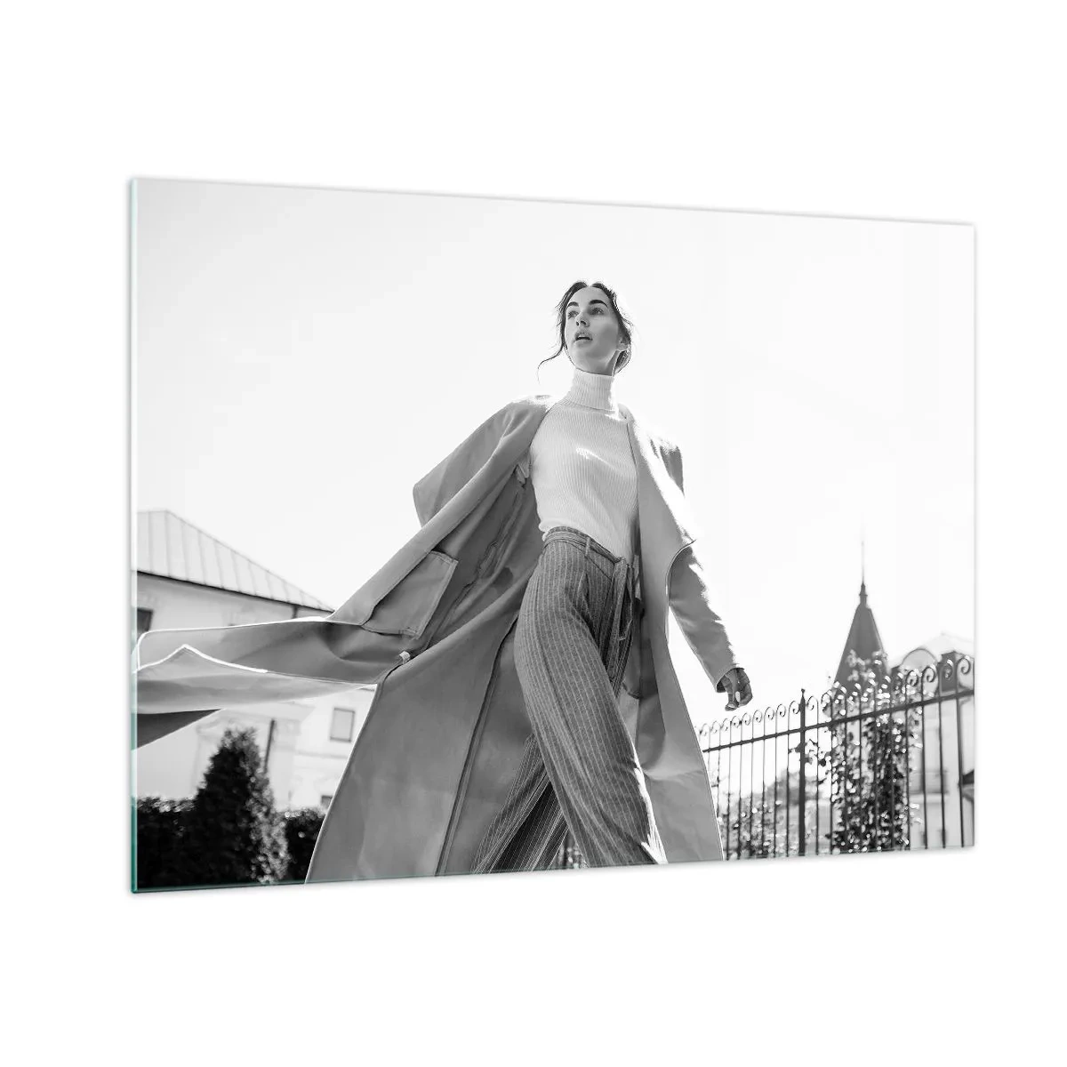 Obraz na skle - Štýlová žena v pohybe na pozadí mestskej architektúry - 70x50cm - Ideš so mnou? - Moderná nástenná dekorácia do obývacej izby a spálne ARTTOR