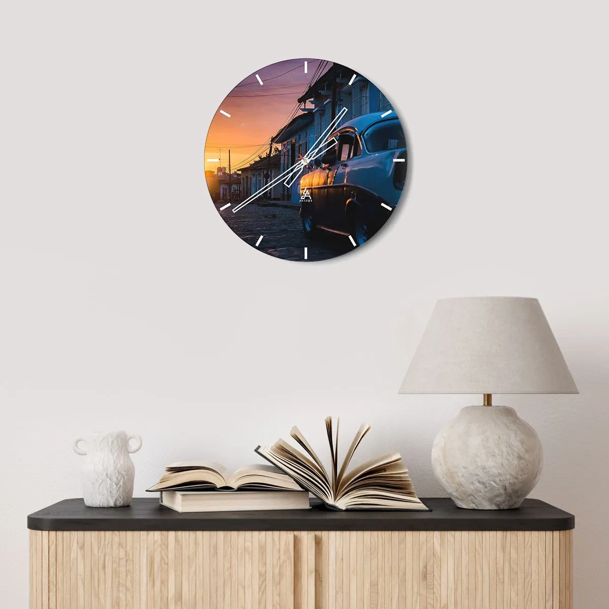 Nástenné hodiny - Veterán na ulici pri západe slnka - 30x30cm - Tu spomaľuje čas - Moderná nástenná dekorácia do obývacej izby, kuchyne a spálne ARTTOR