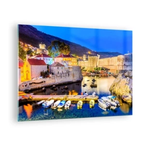 Obraz na skle - Večerná panoráma Dubrovníka s loďami a mestskými hradbami - 70x50cm - Žiarivá noc nad Jadranom - Moderná nástenná dekorácia do obývacej izby a spálne ARTTOR